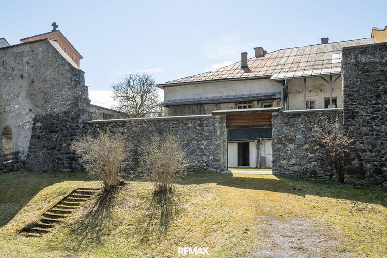 Grund mit Stadtmauer