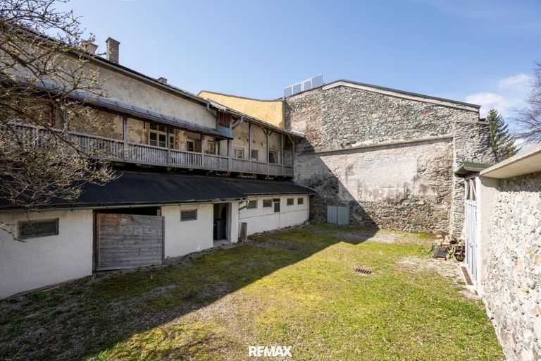 Hinterseite Hof mit Hinterseite Haus