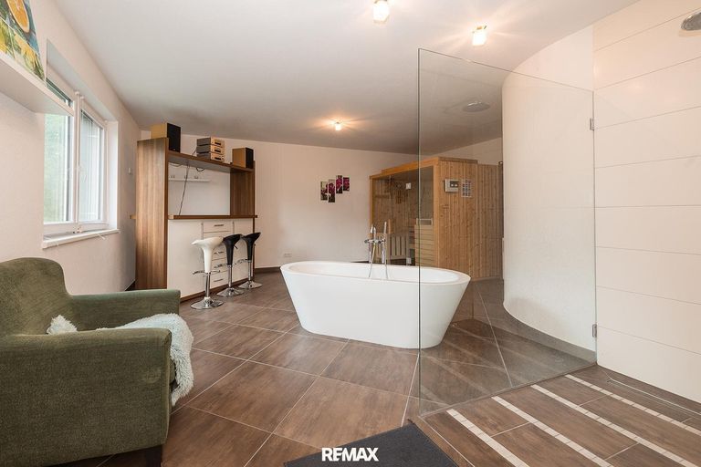 Badezimmer mit freistehender Badewanne