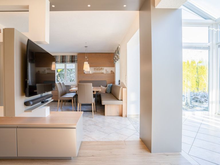 Blick ins Esszimmer - drehbarer Fernseher