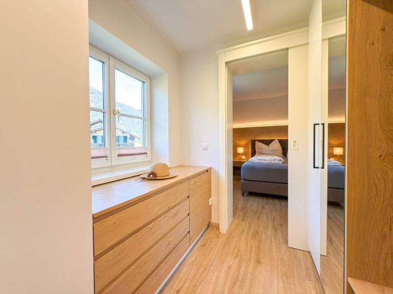 Schrankraum mit Blick ins Schlafzimmer