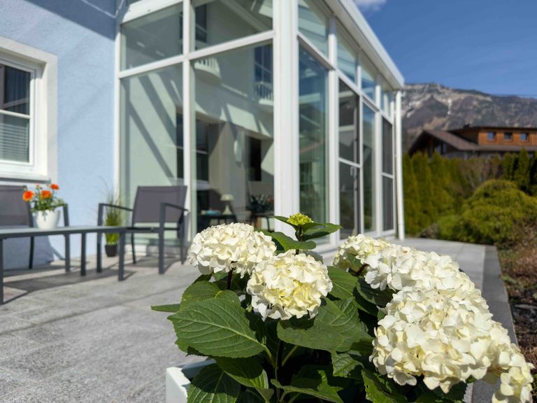 Terrasse mit Wintergarten