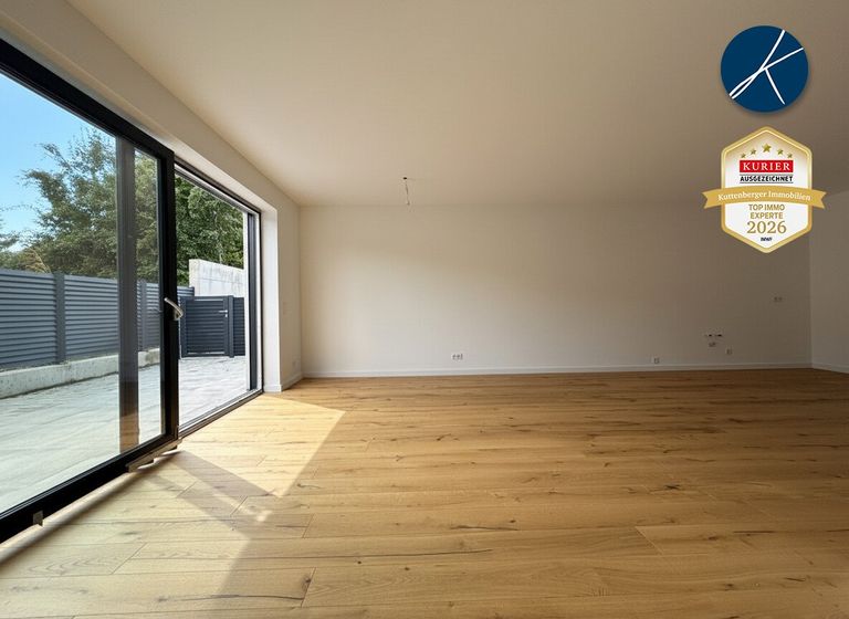 Heller Wohnbereich mit großzügiger Terrasse