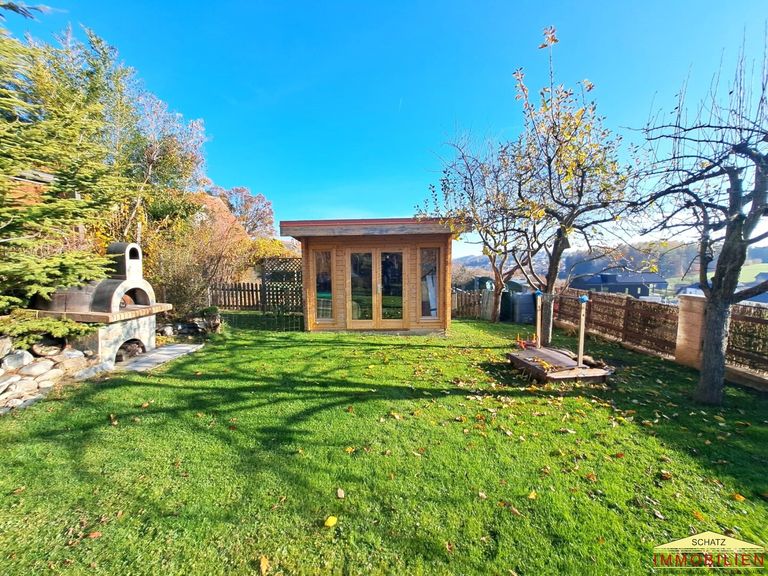 Gartenansicht mit Gartenhaus