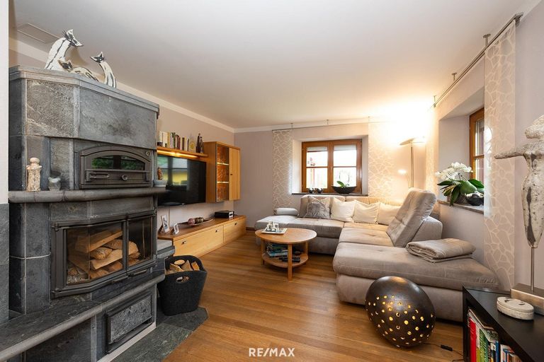 Kamin mit Essbereich