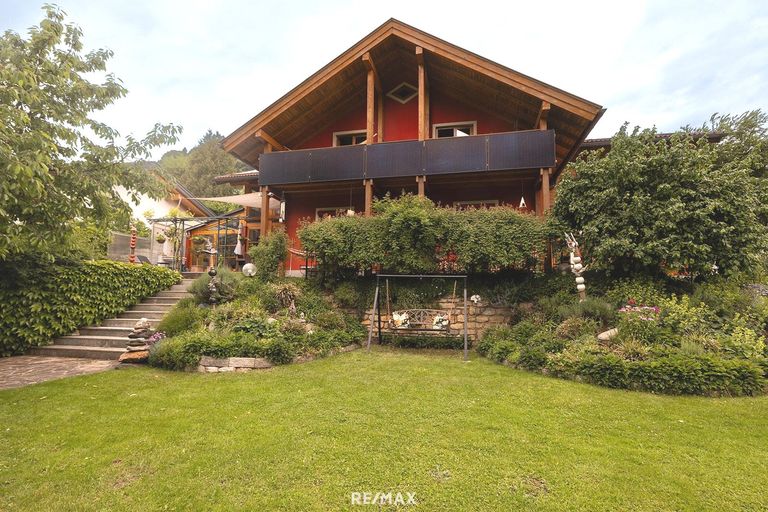 Rasen mit Haus frontale Ansicht