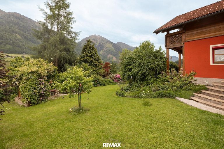 Garten mit Bäumen