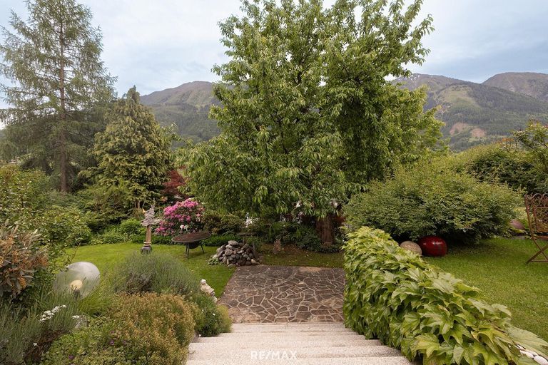 Stiege in den Garten