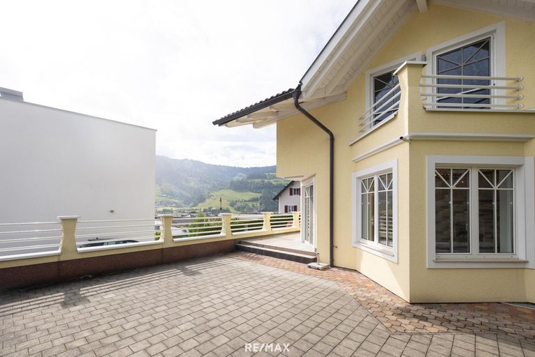 Haus mit Terrasse außen