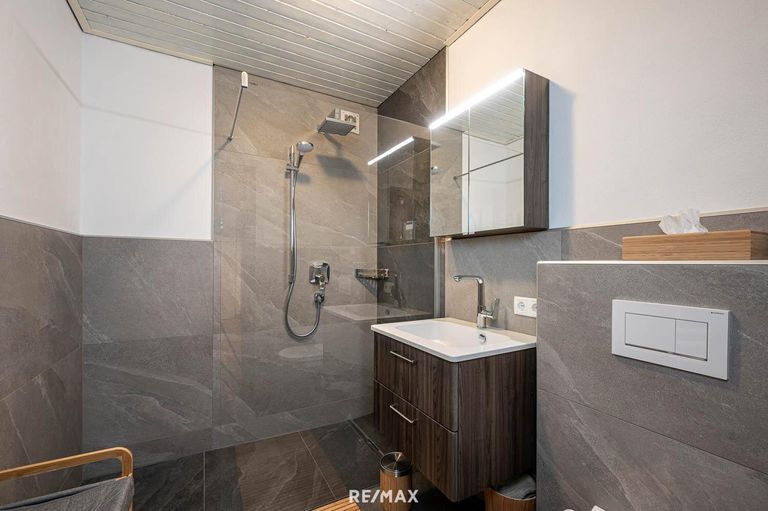 Badezimmer mit Dusche