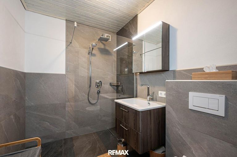 Badezimmer mit Dusche
