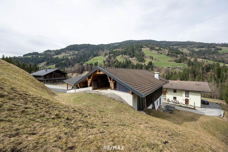 Stallgebäude mit Hocheinfahrt