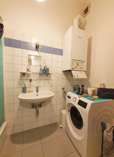 Bad mit Dusche und WM-Anschluss