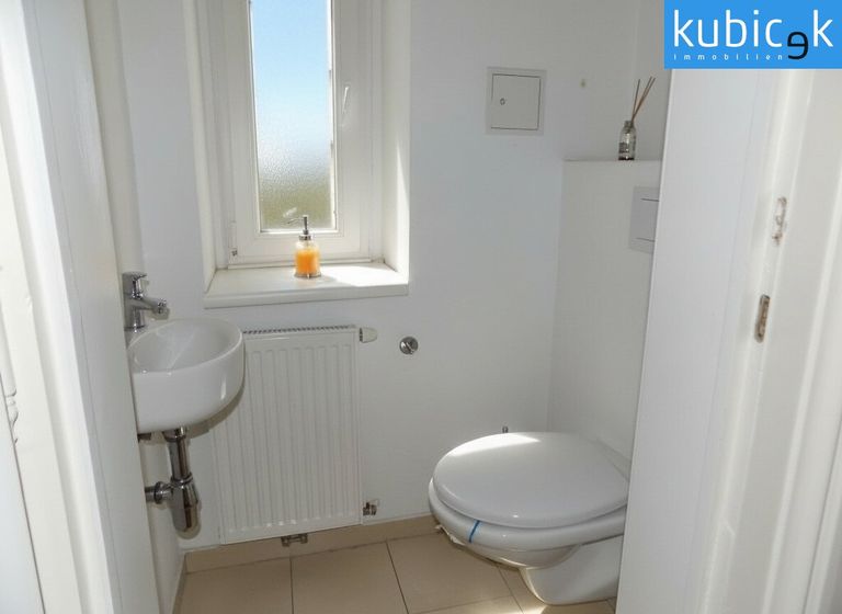 WC mit Handwaschbecken