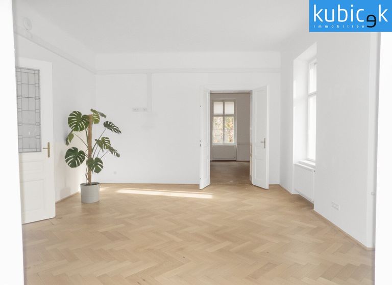 Wohnzimmer mit Blick ins hofseitige Zimmer