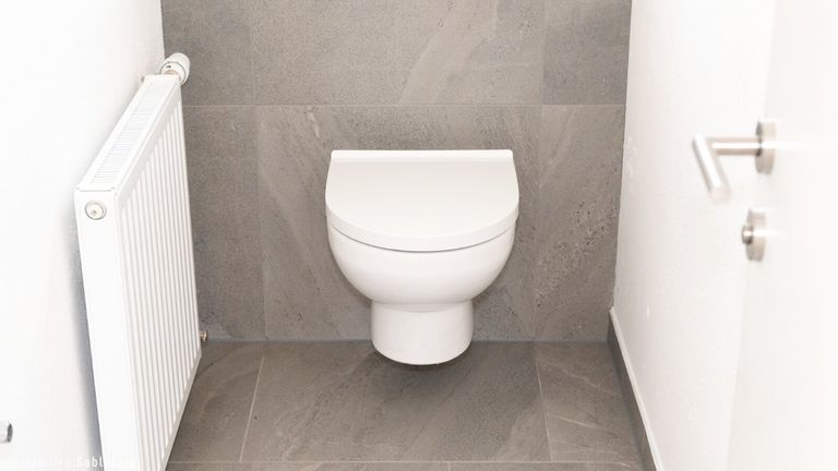 OG_GERÄUMIGE TOILETTE