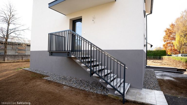 ÜBERDACHTER EINGANGSBEREICH