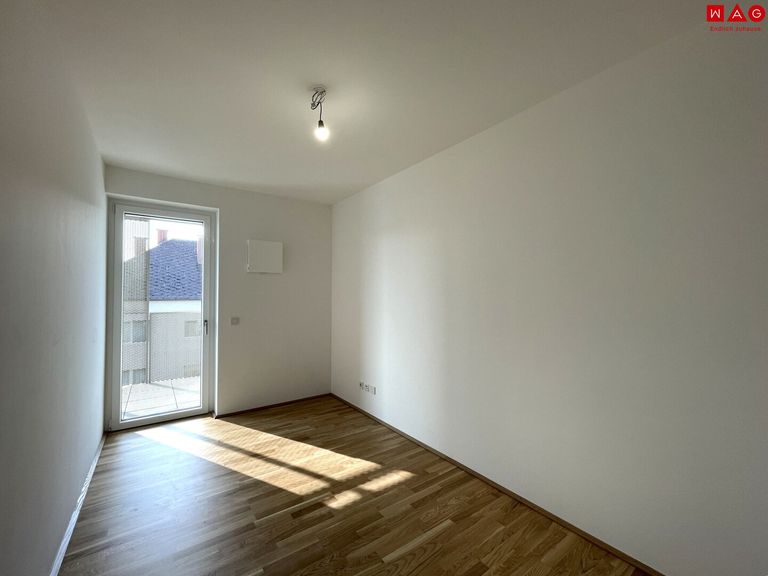 Kinderzimmer mit Zugang zum Balkon