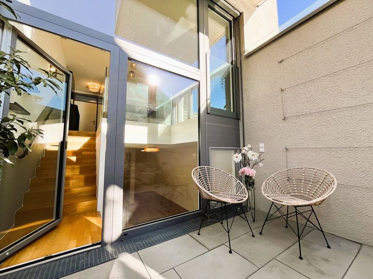 Zweite Terrasse mit Steingarten