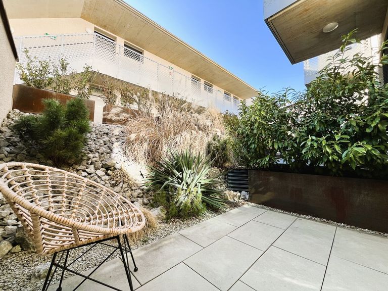 Zweite Terrasse mit Steingarten