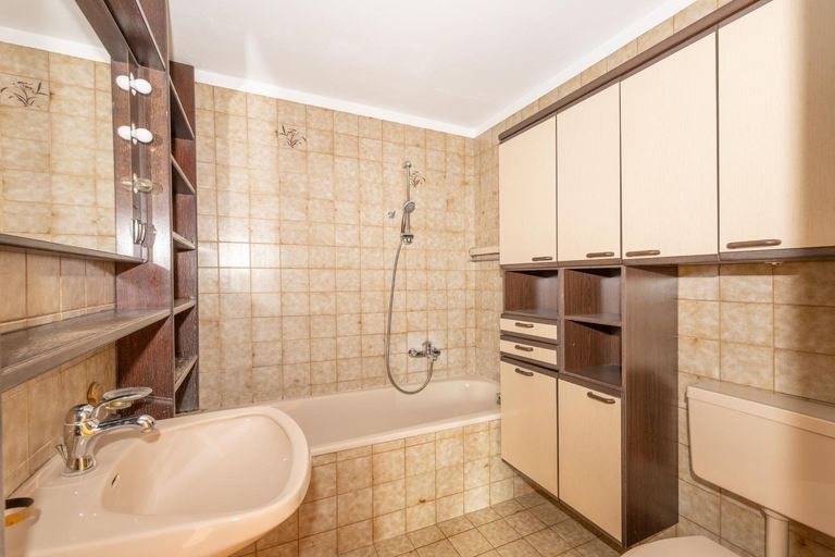 Badezimmer mit Wanne und WC