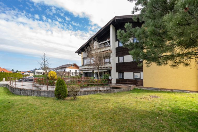 Wohngebäude mit TG-Abfahrt