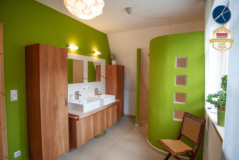 Badezimmer mit Badewanne und Dusche