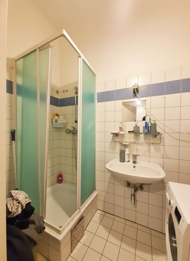 Bad mit Dusche und WM-Anschluss  (Wohnung 1)