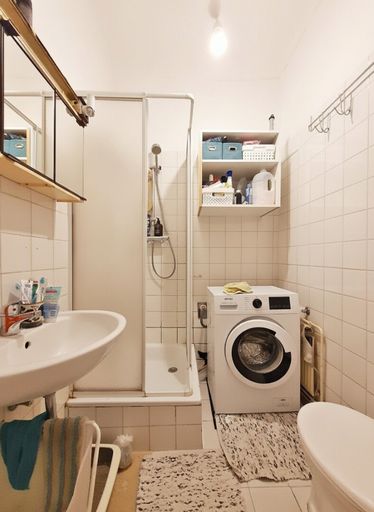 Badezimmer mit Dusche und WC