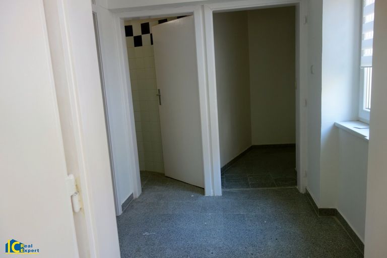 Blick in den Vorraum und ins WC