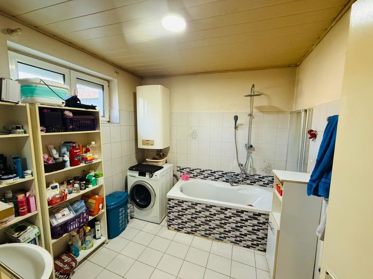 großes Bad mit Wanne