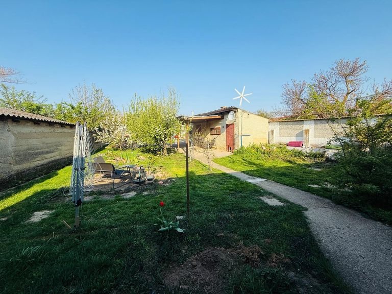 Blick Garten & Nebengebäude