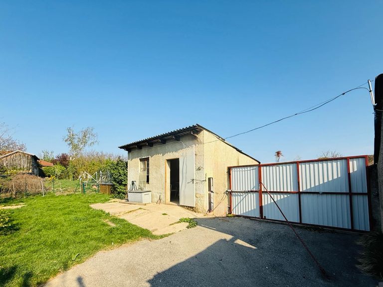 Nebengebäude seitliche Einfahrt