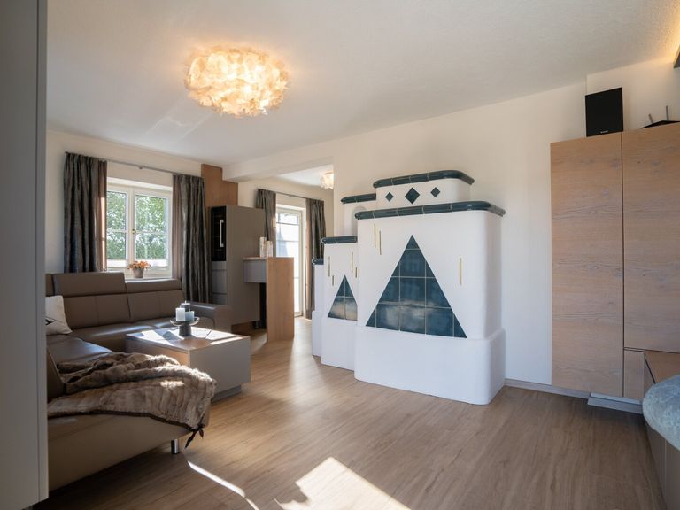 Wohnzimmer mit Kachelofen