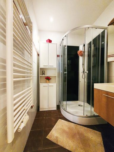 Badezimmer mit Dusche