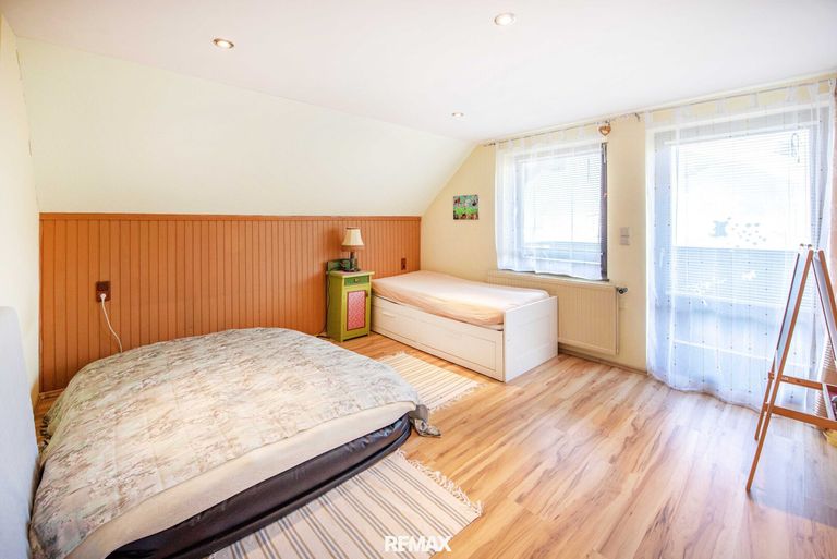 Schlafzimmer mit Ausgang auf den Balkon