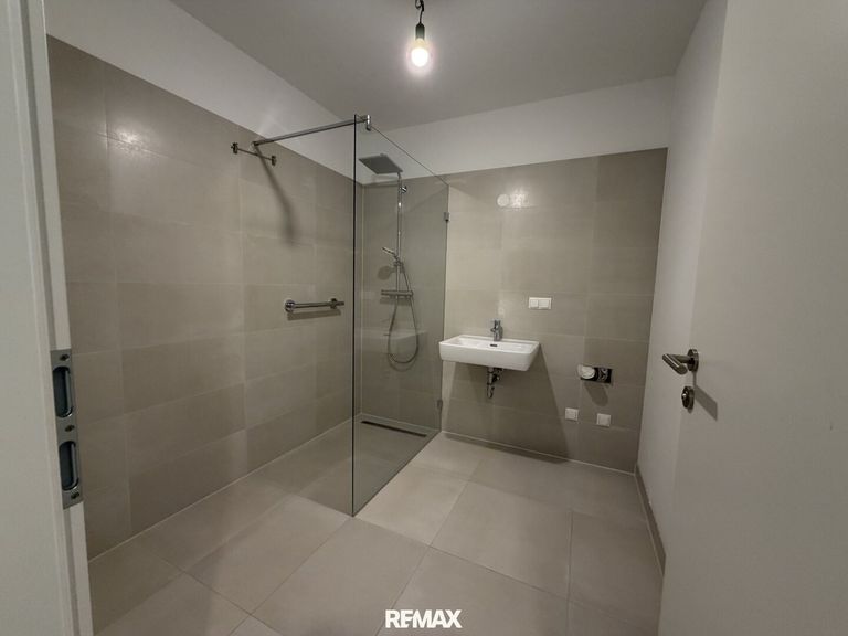 Badezimmer mit Dusche & WM-Anschluss