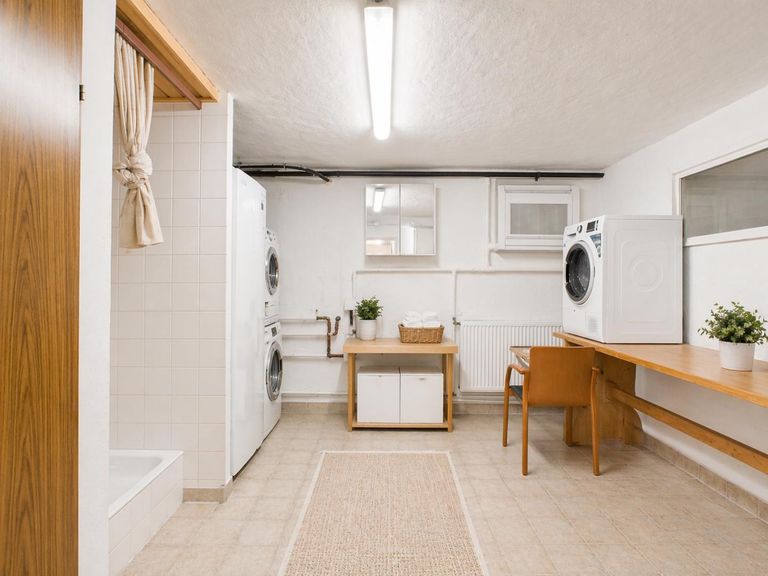 Keller - Waschküche & WC & Dusche b