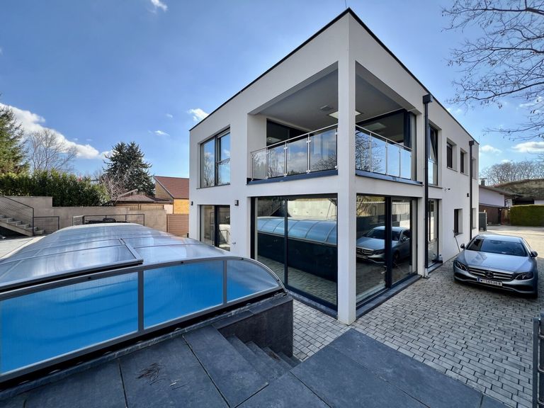 EFH mit Swimming Pool