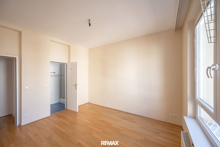 Schlafzimmer mit Duschbad