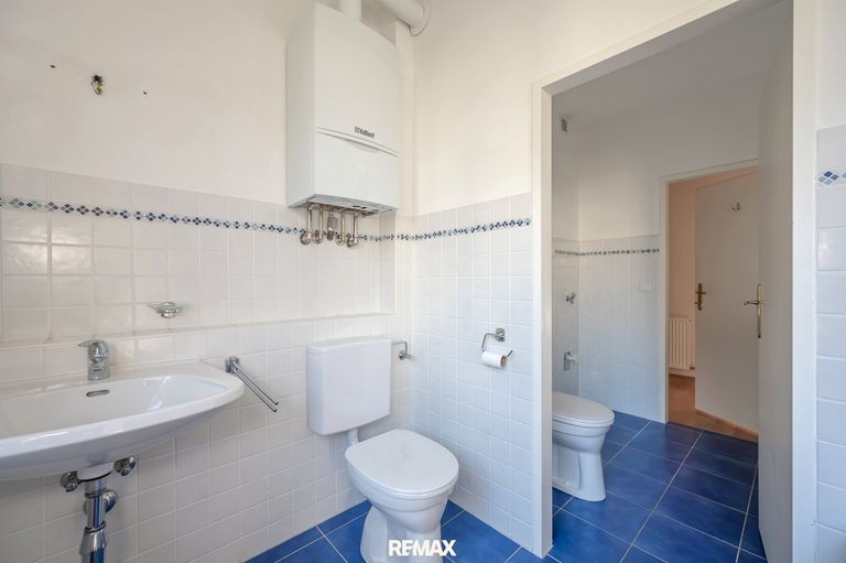 Bad mit Toilette und seperate Toilette