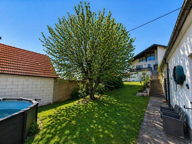 Garten mit Blick auf das Haupthaus