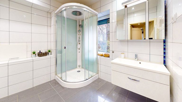 Badezimmer (EG)