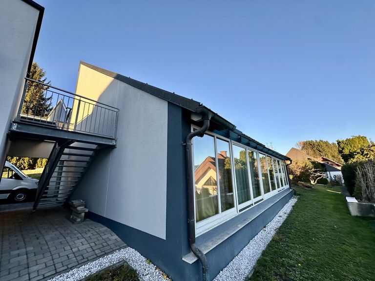 Außenansicht Haus und Wintergarten