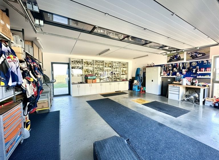 Doppelgarage mit Hebebühne