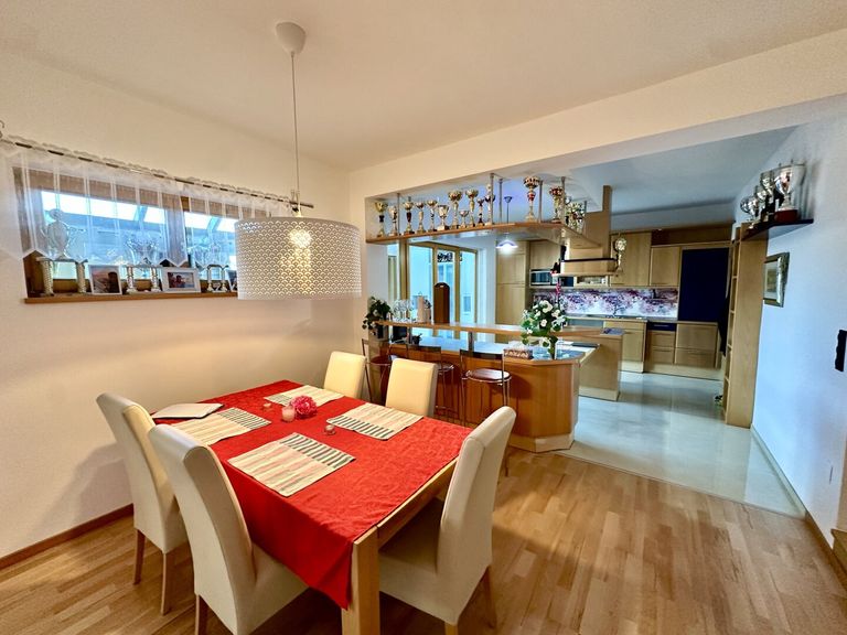 Küche mit Essbereich