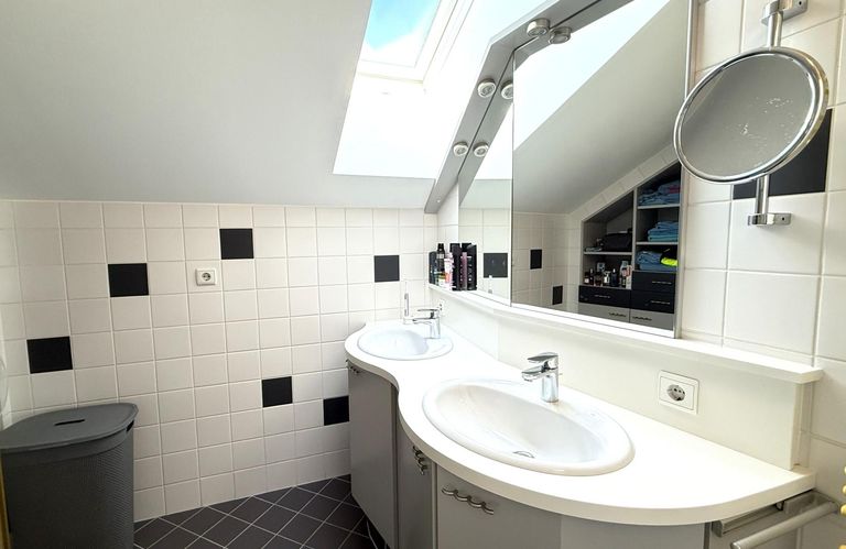 Badezimmer mit Dusche DG