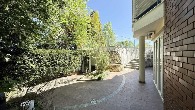 hintere Terrasse zur Pooltechnik