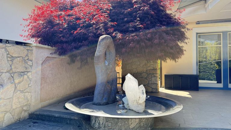 Springbrunnen mit Quarzstein