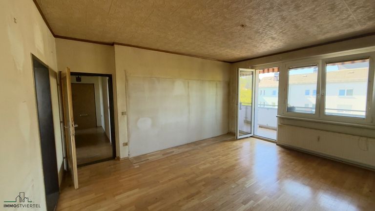 Wohnzimmer mit Zugang zur Loggia